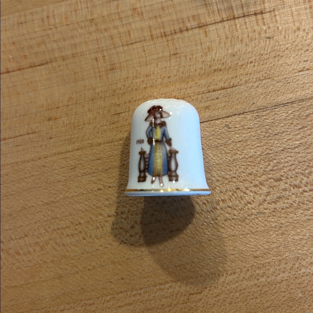 Vintage Ashleydale White Bone China Thimble with 1920s Design from England.